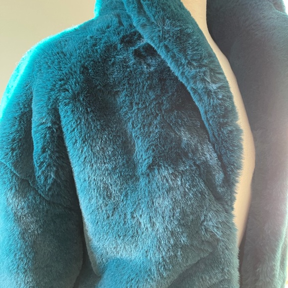 LOVE TOKEN | TIARA FAUX FUR JACKET - Picture 3 of 10